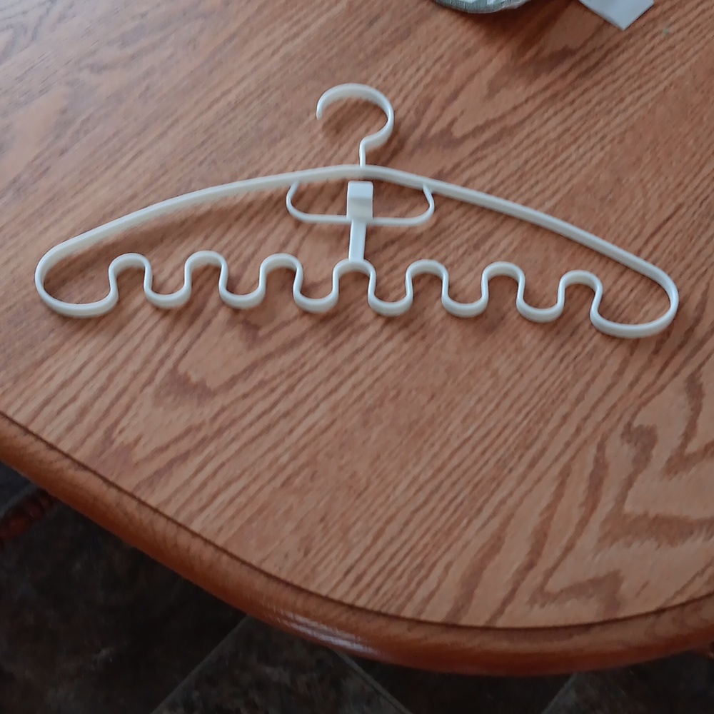 Plastic wave Hanger